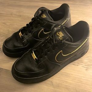 Wmns Air Force 1 Low '07 Essential 'Black Gold Swoosh